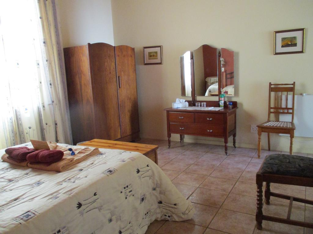 Van Rhyn Guest House Vanrhynsdorp Esterno foto