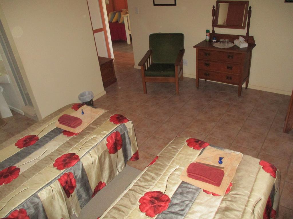 Van Rhyn Guest House Vanrhynsdorp Esterno foto