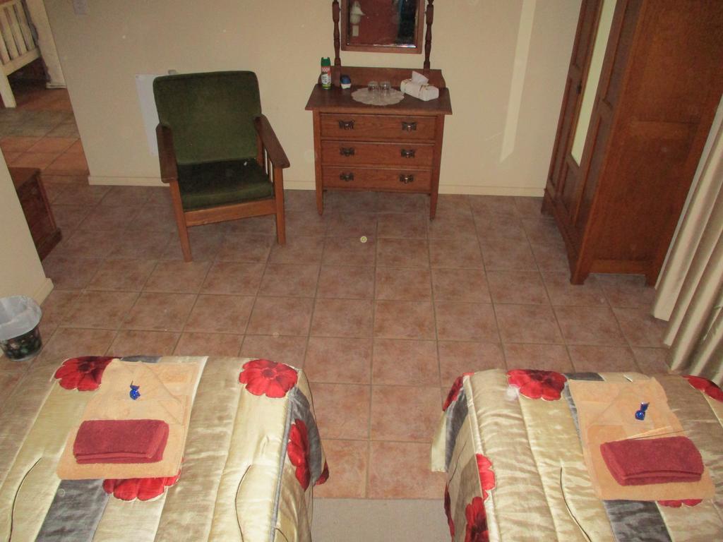 Van Rhyn Guest House Vanrhynsdorp Esterno foto