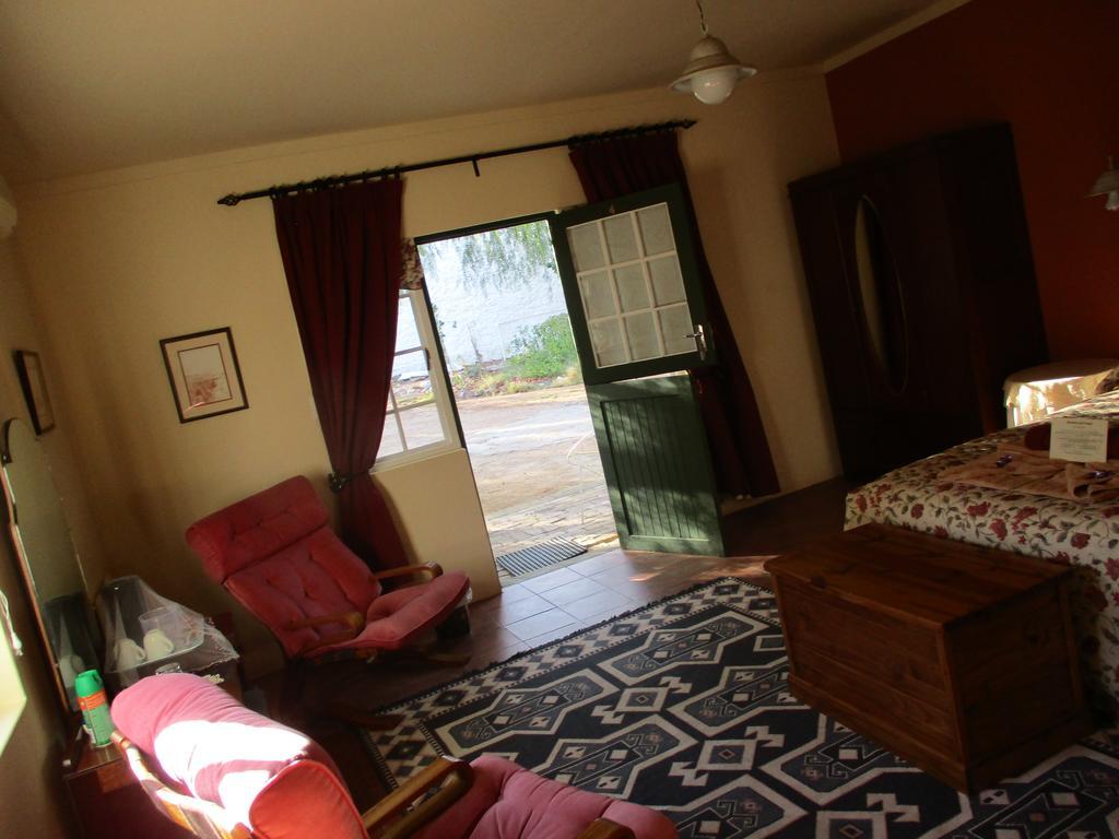 Van Rhyn Guest House Vanrhynsdorp Esterno foto