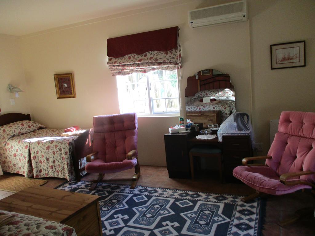 Van Rhyn Guest House Vanrhynsdorp Esterno foto
