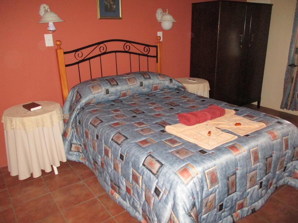 Van Rhyn Guest House Vanrhynsdorp Esterno foto