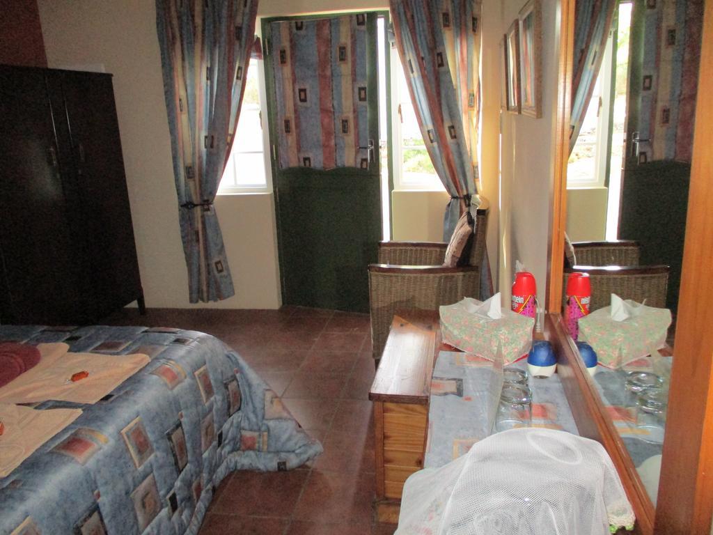 Van Rhyn Guest House Vanrhynsdorp Esterno foto