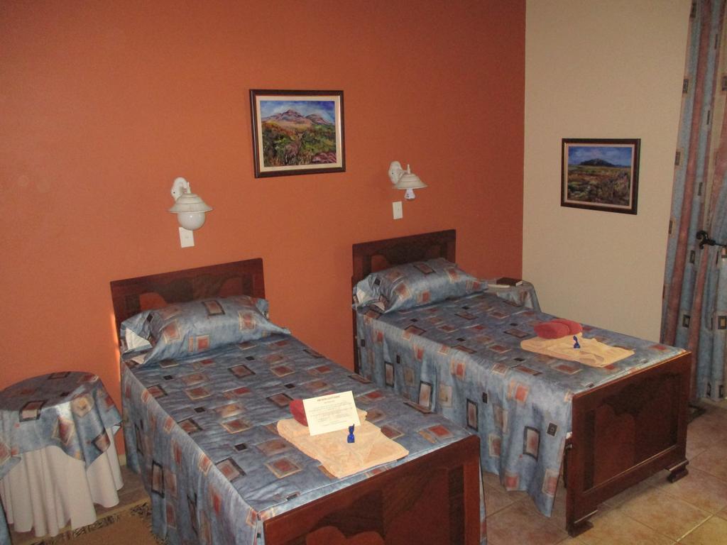Van Rhyn Guest House Vanrhynsdorp Esterno foto