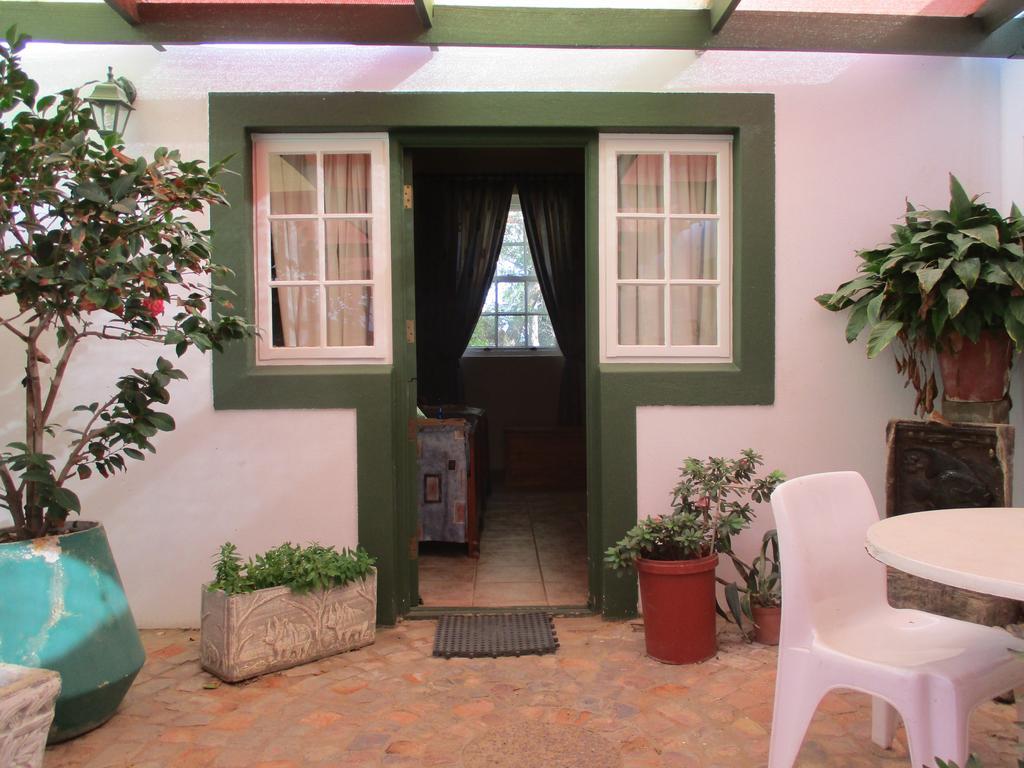 Van Rhyn Guest House Vanrhynsdorp Esterno foto