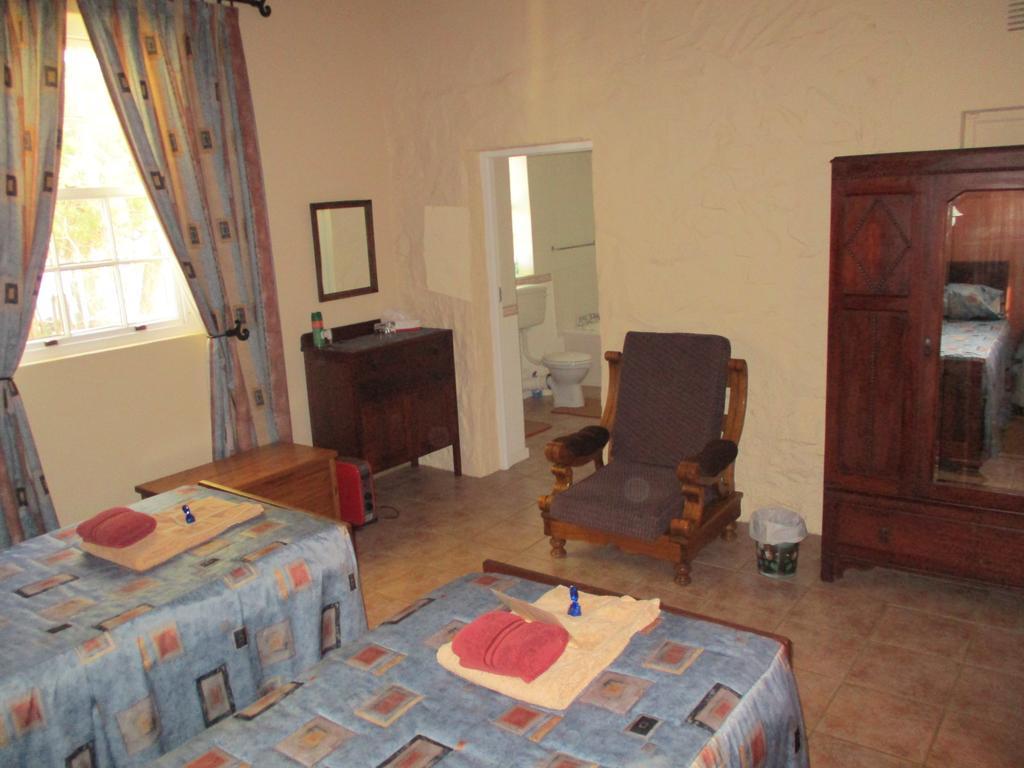 Van Rhyn Guest House Vanrhynsdorp Esterno foto