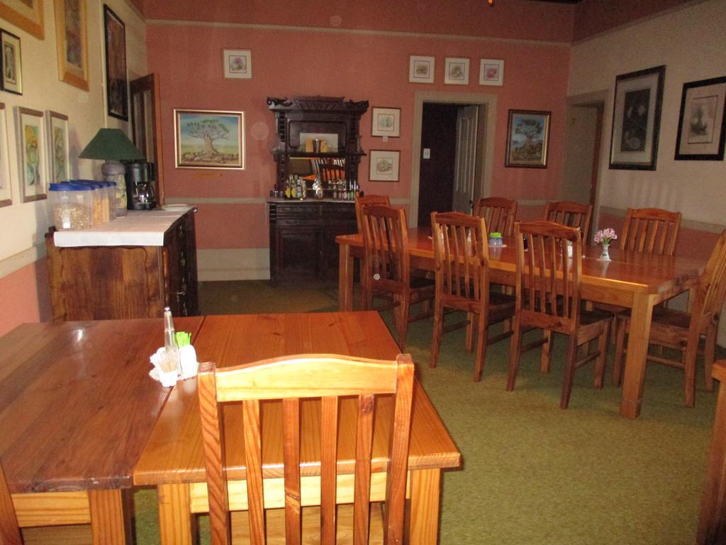 Van Rhyn Guest House Vanrhynsdorp Esterno foto