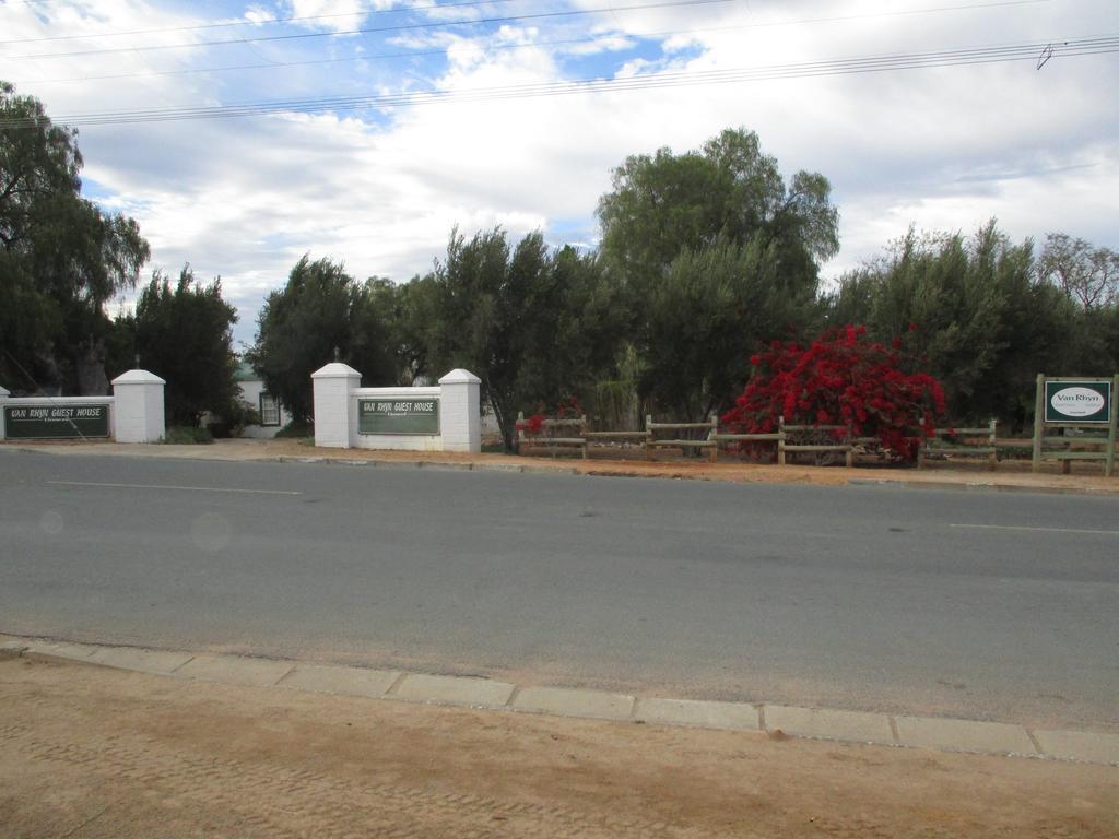 Van Rhyn Guest House Vanrhynsdorp Esterno foto