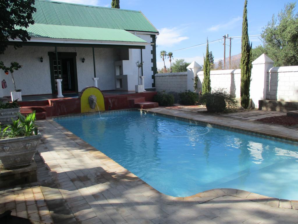 Van Rhyn Guest House Vanrhynsdorp Esterno foto