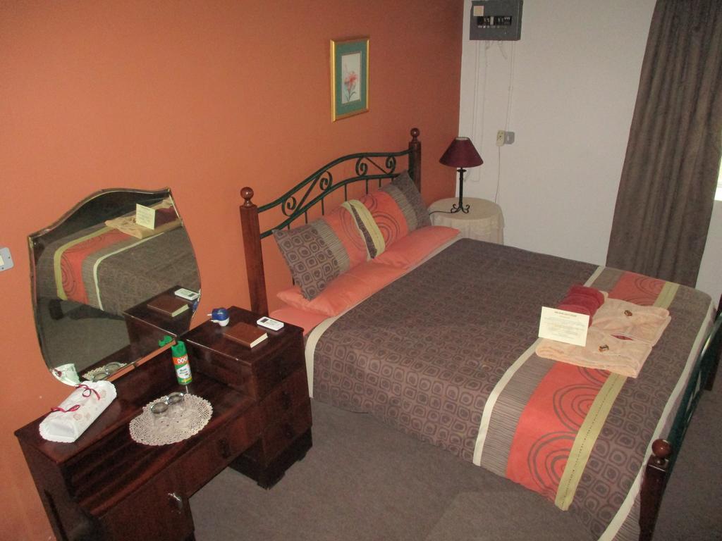 Van Rhyn Guest House Vanrhynsdorp Esterno foto