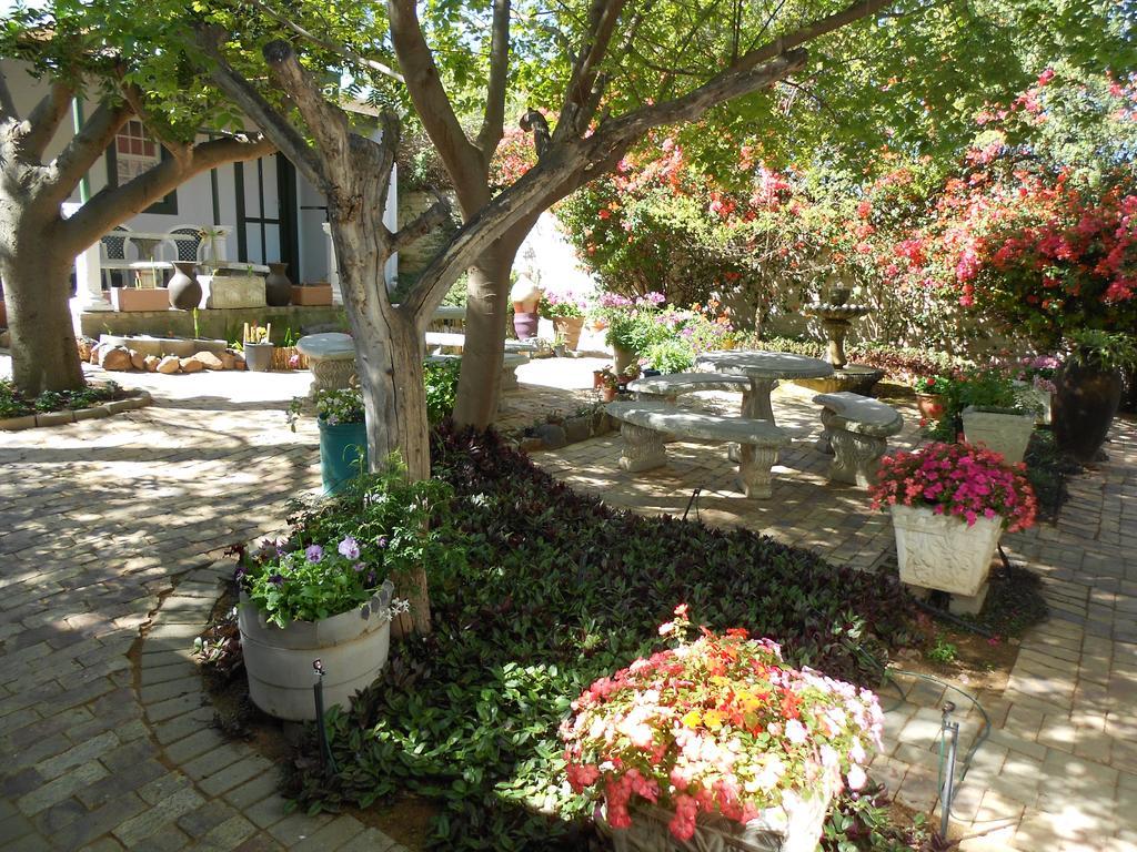 Van Rhyn Guest House Vanrhynsdorp Esterno foto