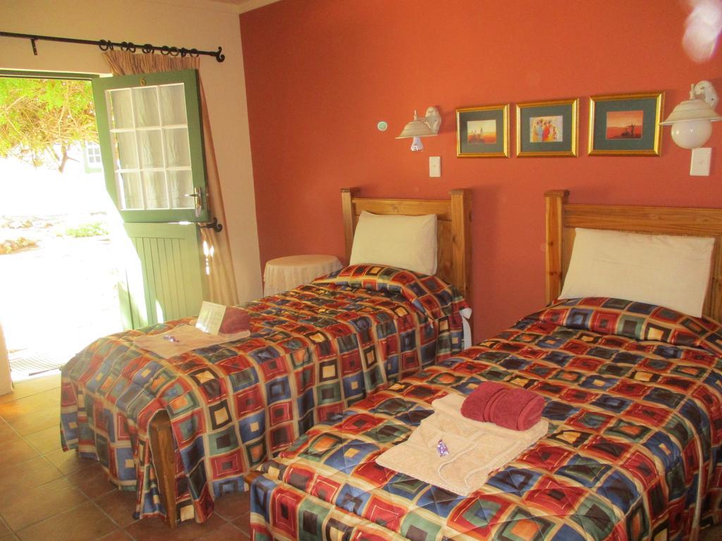 Van Rhyn Guest House Vanrhynsdorp Esterno foto