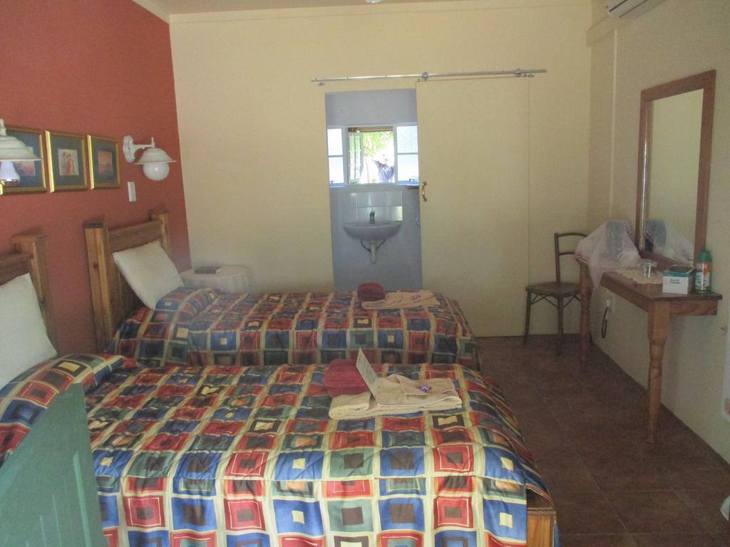 Van Rhyn Guest House Vanrhynsdorp Esterno foto